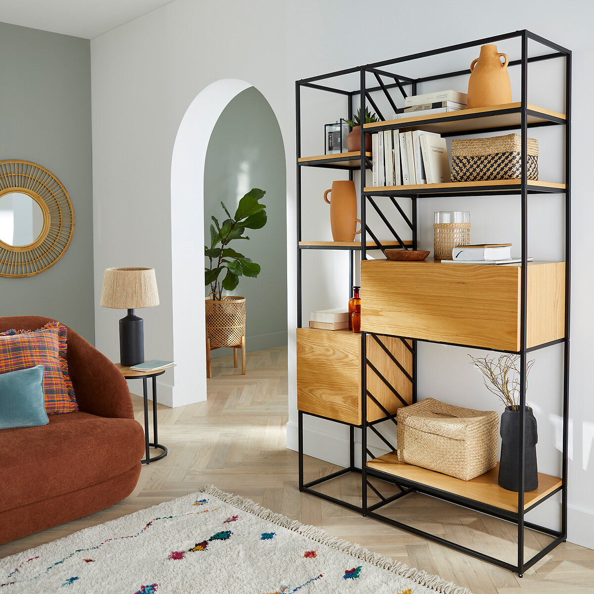 Estantería Slid en un living, con canastos, libros y jarrones sobre sus repisas de madera natural