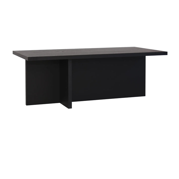 Mesa de centro Semplice en madera teñida negra, vista en tres cuartos con base de paneles cruzados sobre fondo blanco