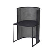 Silla de comedor de acero perforado negro con respaldo curvo, vista en tres cuartos sobre fondo blanco