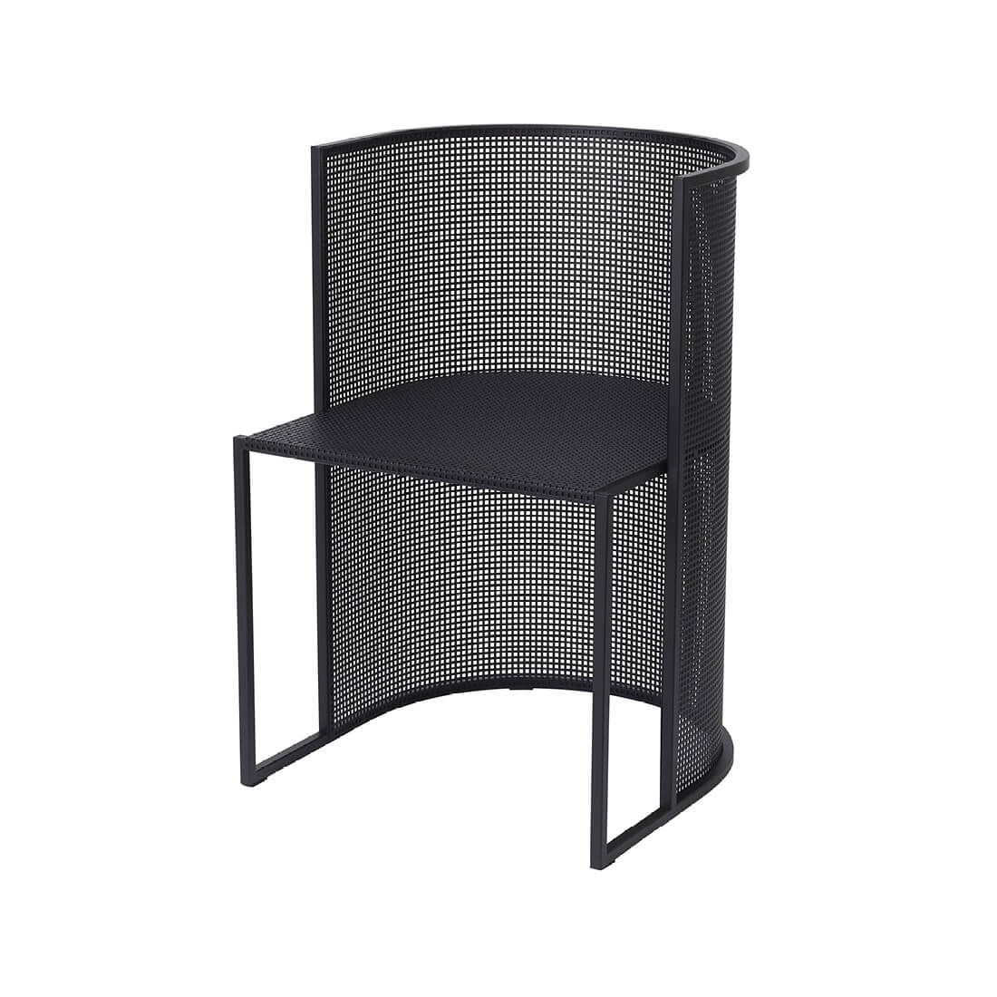 Silla de comedor de acero perforado negro con respaldo curvo, vista en tres cuartos sobre fondo blanco