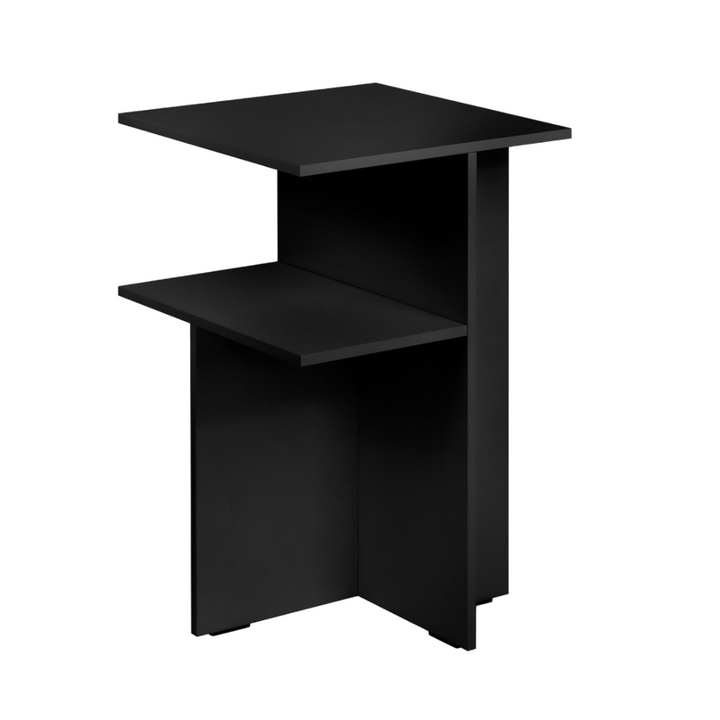 Mesa lateral de paneles de madera teñida negra, con cubierta superior y repisa a media altura
