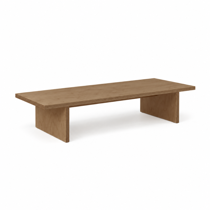 Mesa de centro de madera en tono nogal sobre fondo blanco, en vista tres cuartos