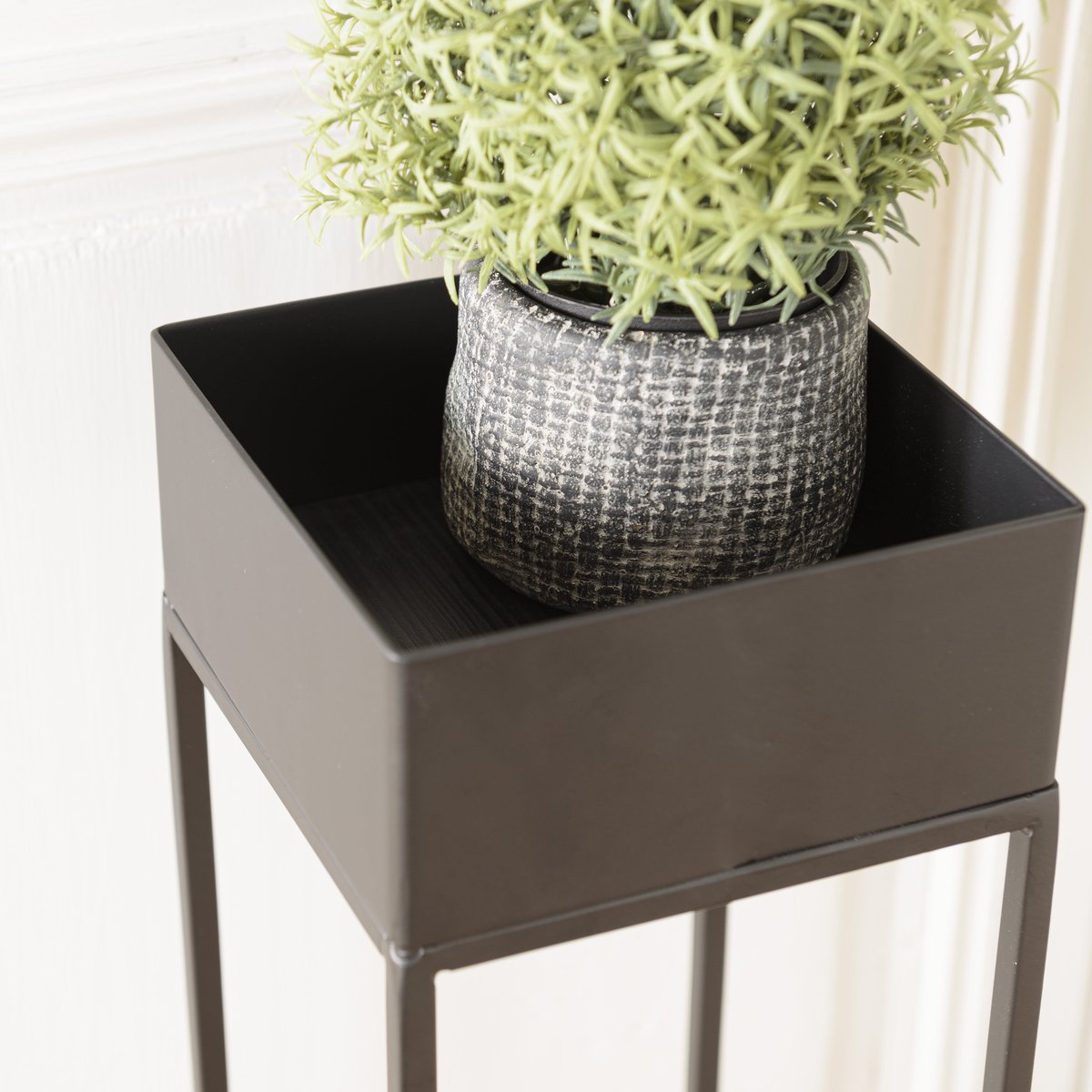 Detalle del macetero Kallfu VERT 60 con planta decorativa.