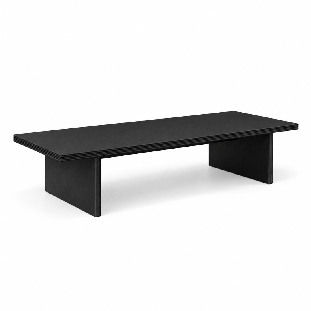 Mesa de centro de madera teñida negra sobre fondo blanco, en vista tres cuartos