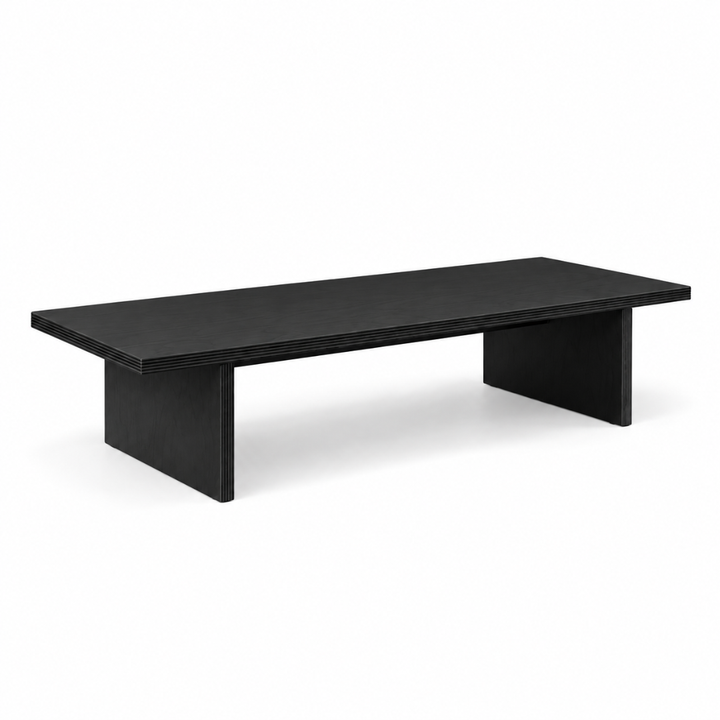 Mesa de centro de madera teñida negra sobre fondo blanco, en vista tres cuartos
