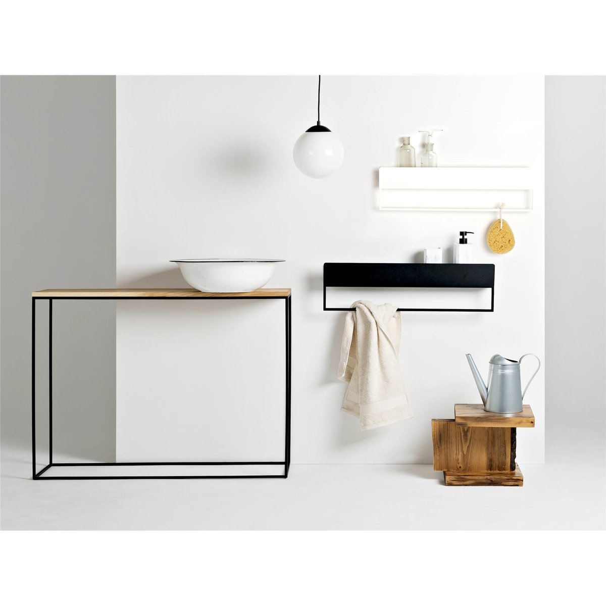 Repisero mural minimalista LÍNEA instalado en baño moderno