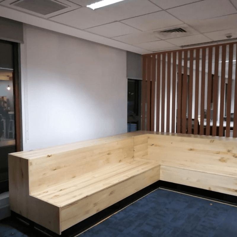 Banca en L de madera en una sala de espera