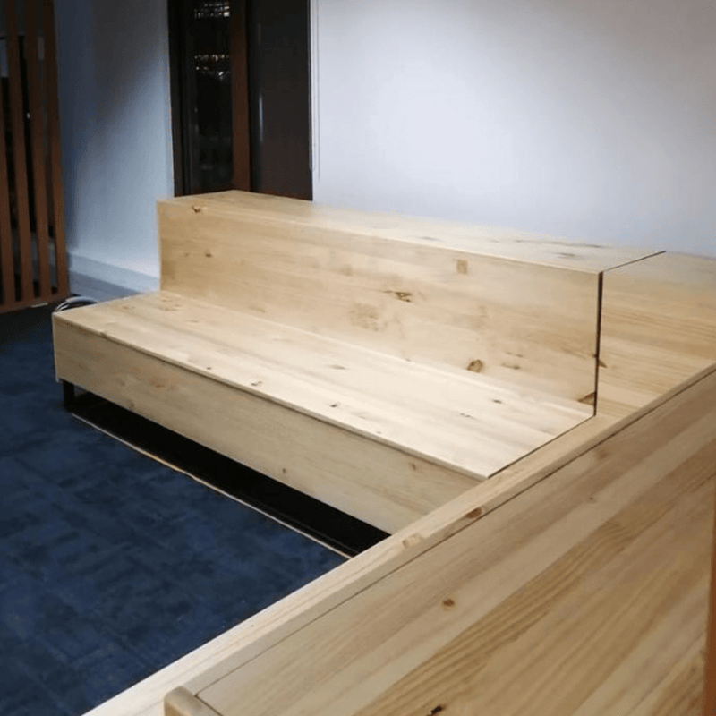 Banca de madera escalonada en un espacio de atención