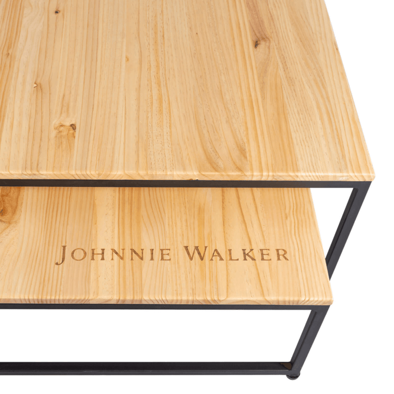 Mesa de metal y madera con grabado personalizado