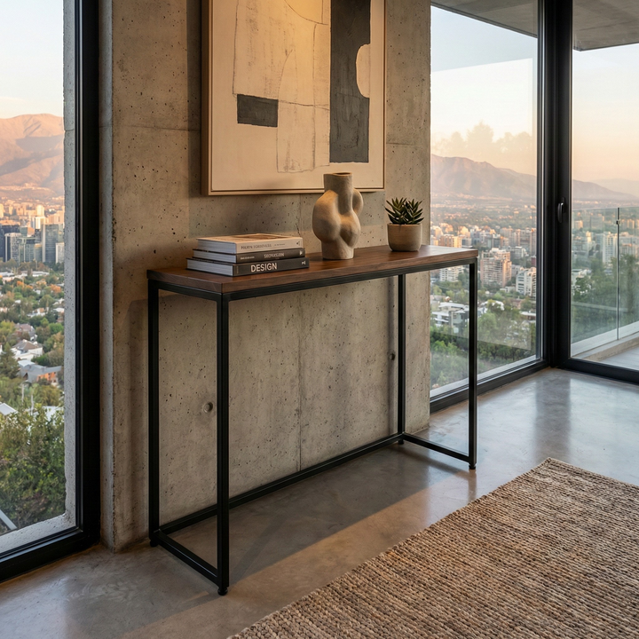 Arrimo de estructura de acero negro y cubierta de madera en un recibidor con vista a la ciudad