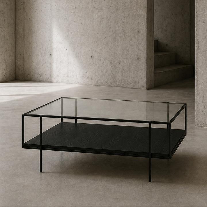 Mesa de centro de vidrio con repisa inferior de madera teñida negra y estructura de acero negro
