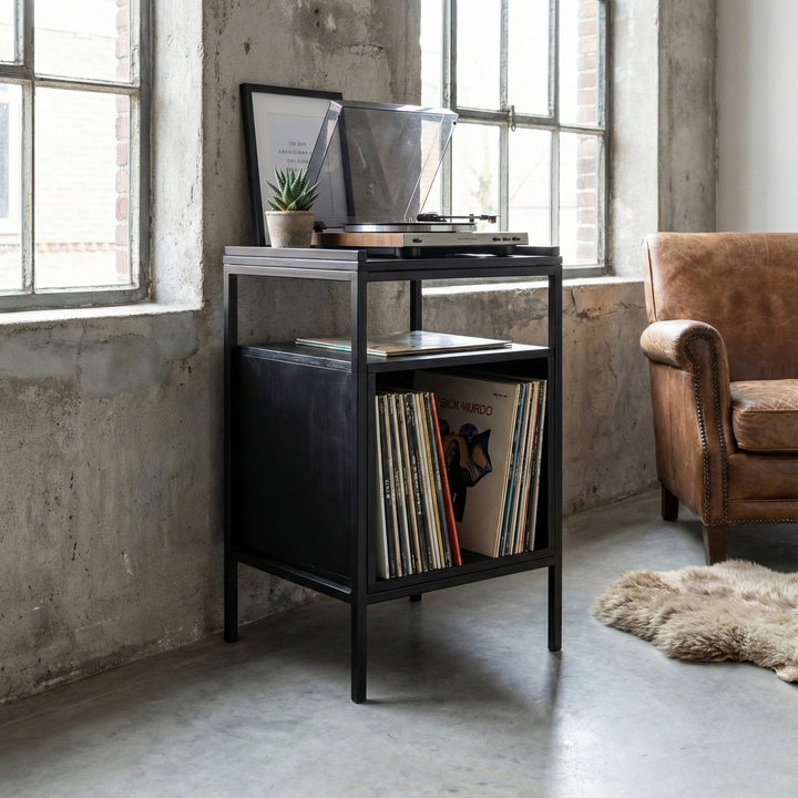 Mueble para vinilos en madera teñida negra con tocadiscos y colección de discos, en living de hormigón