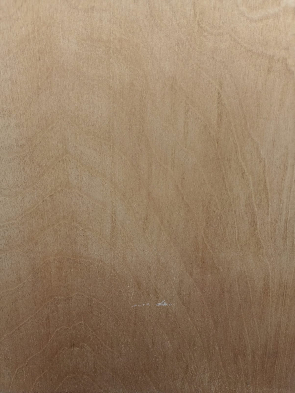 Detalle de un panel de madera clara del velador, con una marca pequeña en la superficie