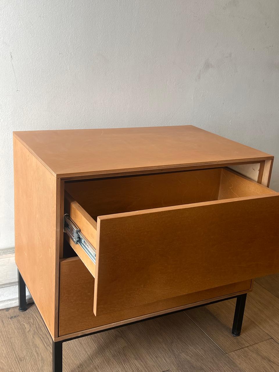 Velador con el cajón superior abierto, mostrando el riel metálico y el interior de madera