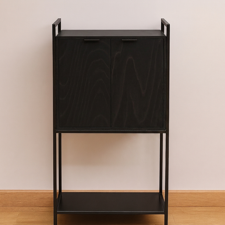 Aparador Arthus 85 en madera teñida negra, con estructura de acero y repisa inferior negras