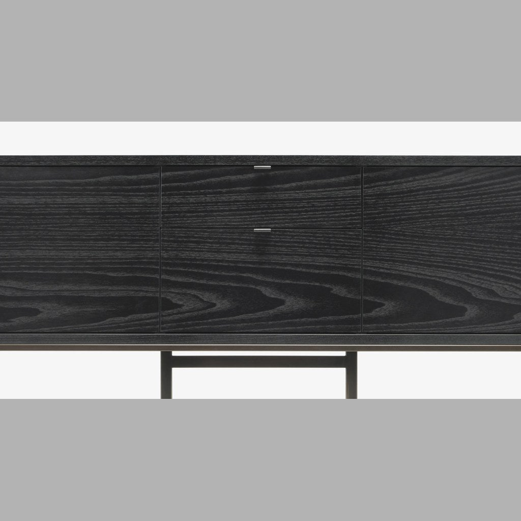 Aparador Wishbone Kallfü 213 cm negro base metal, 213x51x91 cm — frente y tiradores