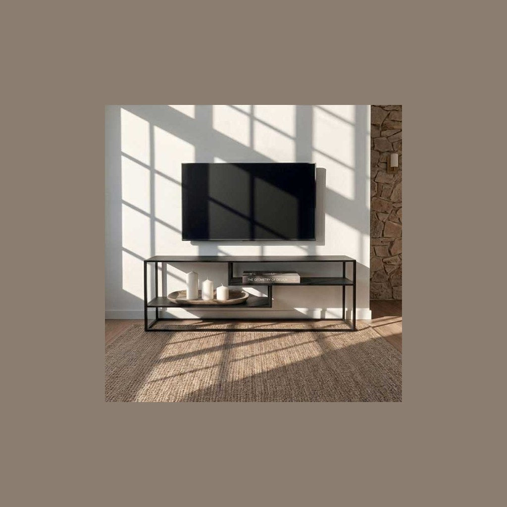 Arrimo Kalda Kallfü metal negro mate, 150x40x50 cm — bajo el televisor