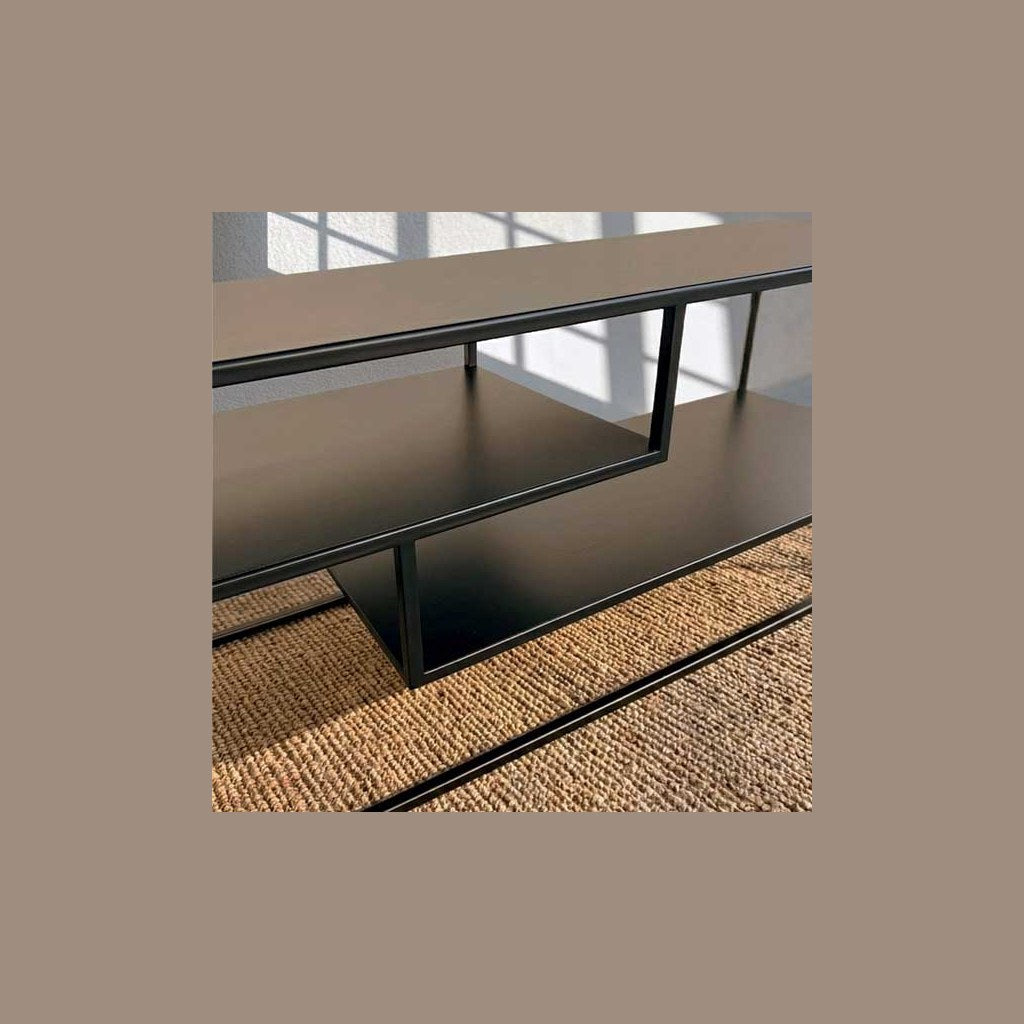 Arrimo Kalda Kallfü metal negro mate, 150x40x50 cm — detalle de la repisa