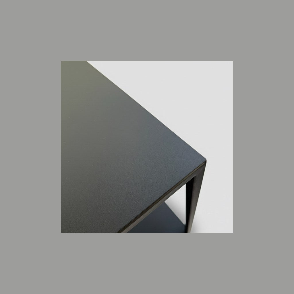 Arrimo Kiva Kallfü metal negro mate, 120x30x75 cm — detalle de la cubierta