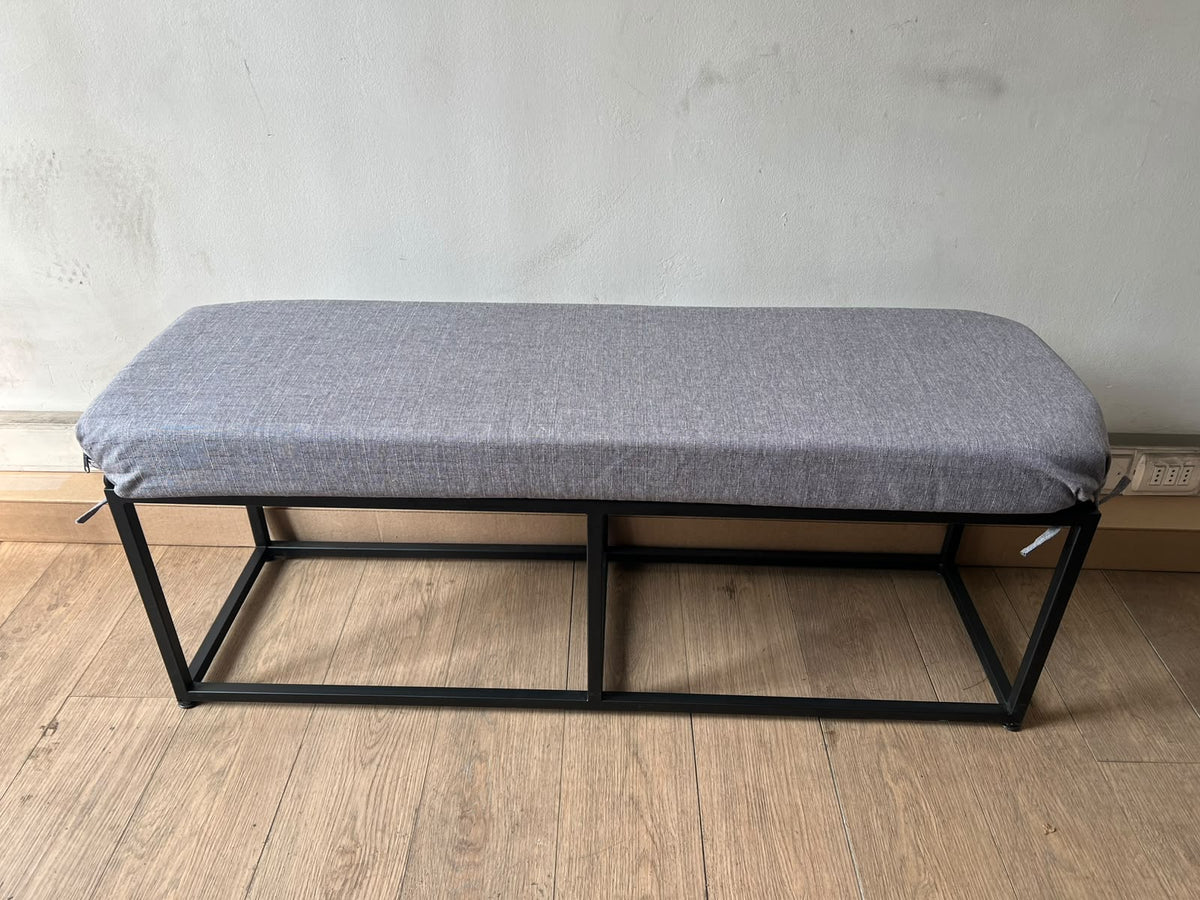Banqueta acolchada de 120 cm con estructura de metal negro y cojín de tela gris