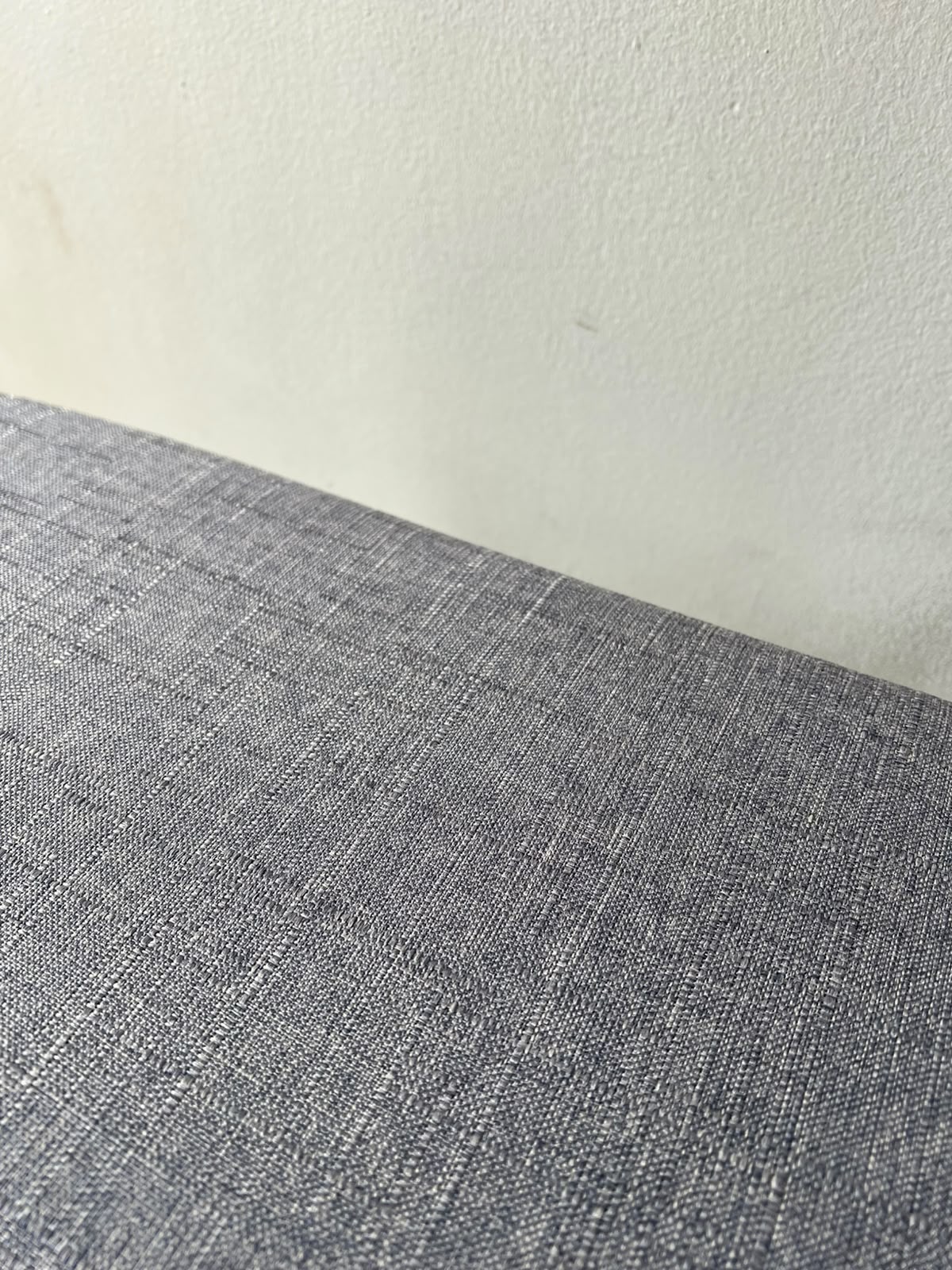 Detalle de la tela gris del cojín de la banqueta