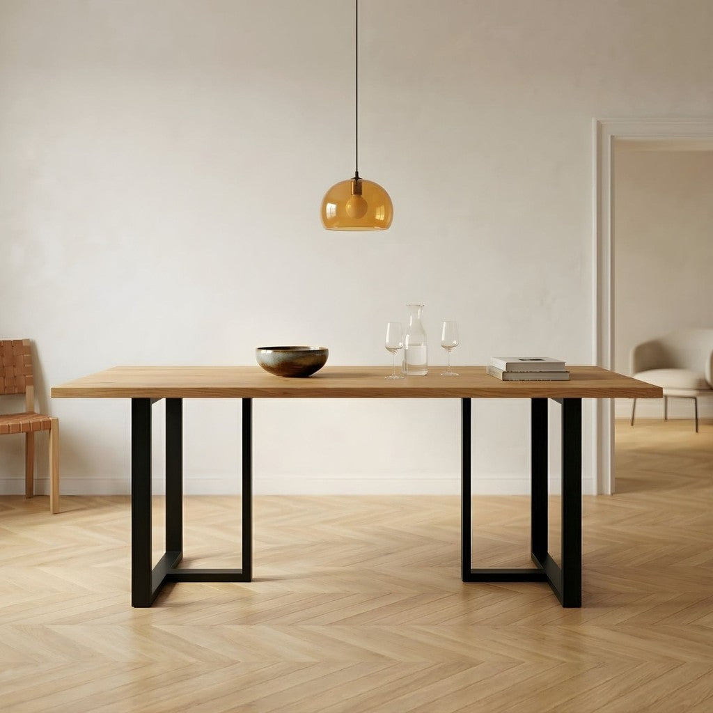 Base para Mesa de Comedor en T Kallfü bajo una cubierta de madera clara, en un comedor luminoso — ambiente