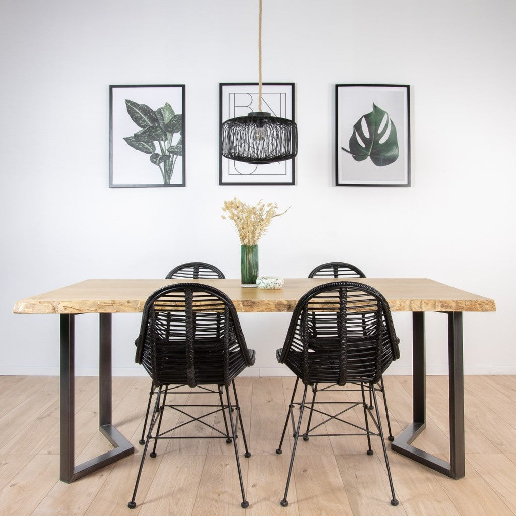 Base para Mesa de Comedor en V Kallfü bajo una cubierta de madera, en un comedor con sillas negras — ambiente