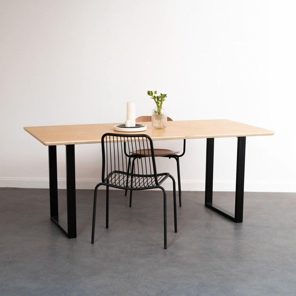 Base para Mesa de Comedor con Travesaño Kallfü con cubierta de madera clara y sillas de metal — ambiente