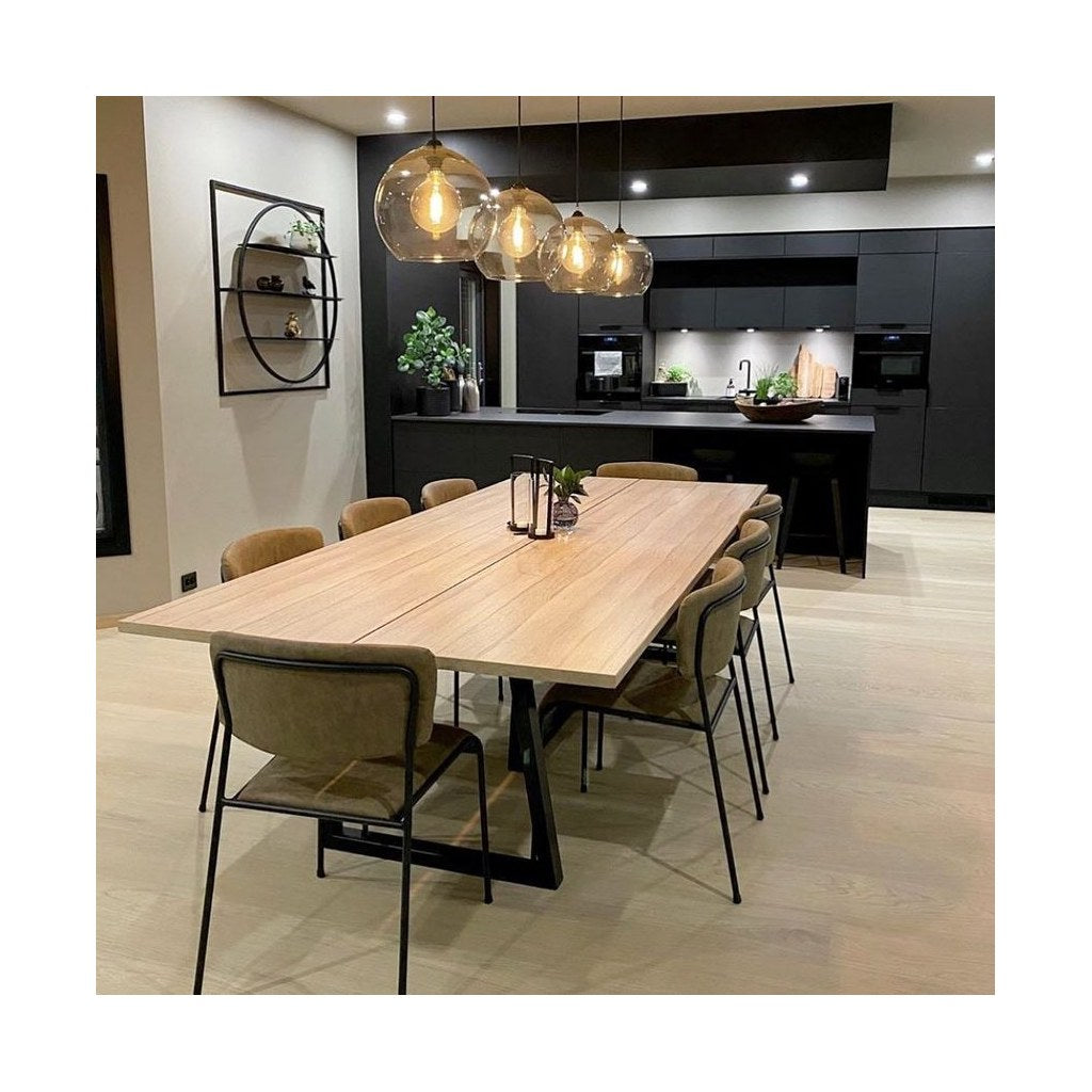 Base Trapecio Kallfü metal negro para mesa, 71 cm — en una mesa