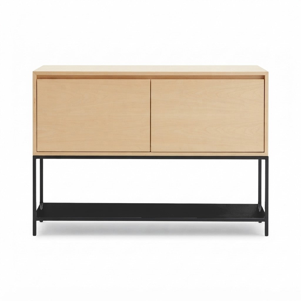 Buffet Monu 2 Puertas 120 cm Kallfü en madera MIMA sobre base de metal negro con repisa inferior