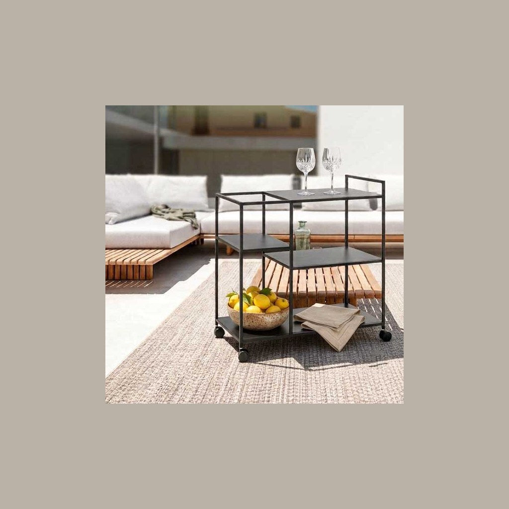 Carro Bar Bud Kallfü metal negro mate, 78x40x85 cm — en terraza