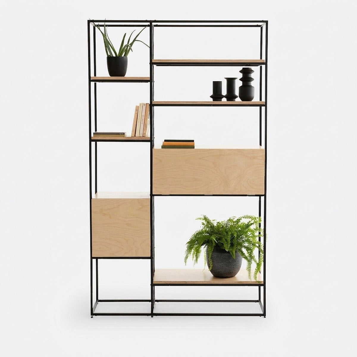 Estantería Slid 110 Kallfü de frente, repisas de plywood MIMA y estructura de metal negro con plantas y libros