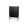 Gabinete 76 Gridline Kallfü de metal perforado negro, 76x45x131 cm, con dos puertas — vista tres cuartos