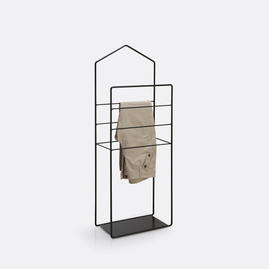 Galán de noche Ethan Kallfü de metal negro, 41x21x110 cm, con pantalón colgado — vista tres cuartos