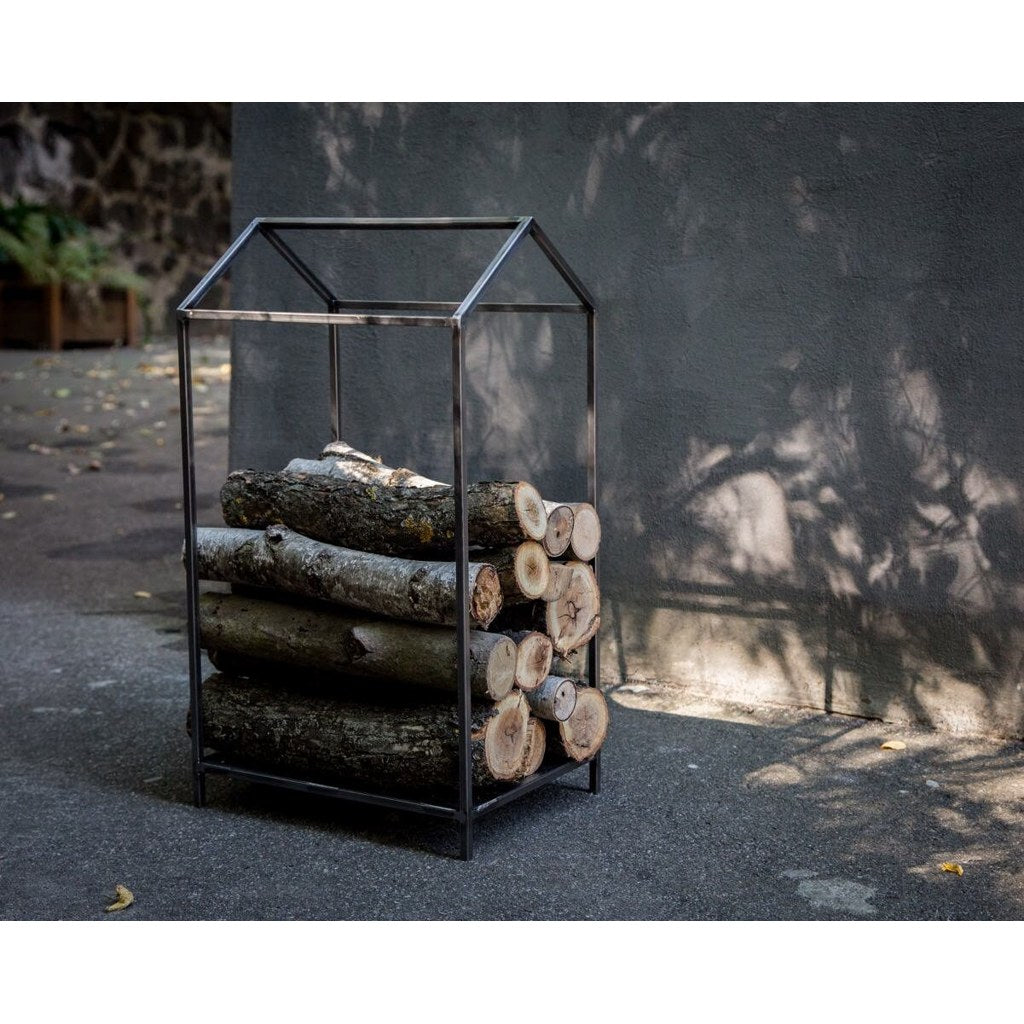 Leñero Cabaña Kallfü metal negro 63 cm — en ambiente