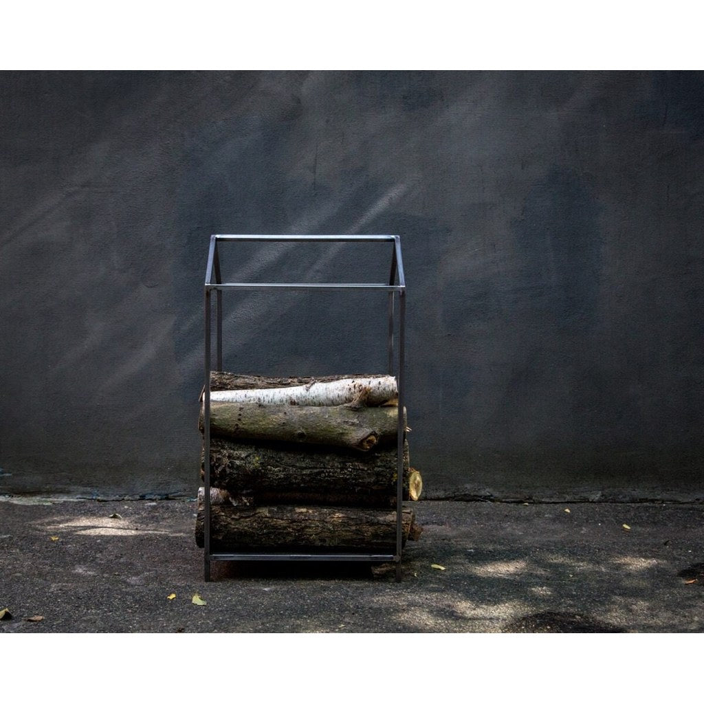 Leñero Cabaña Kallfü metal negro 63 cm — en ambiente