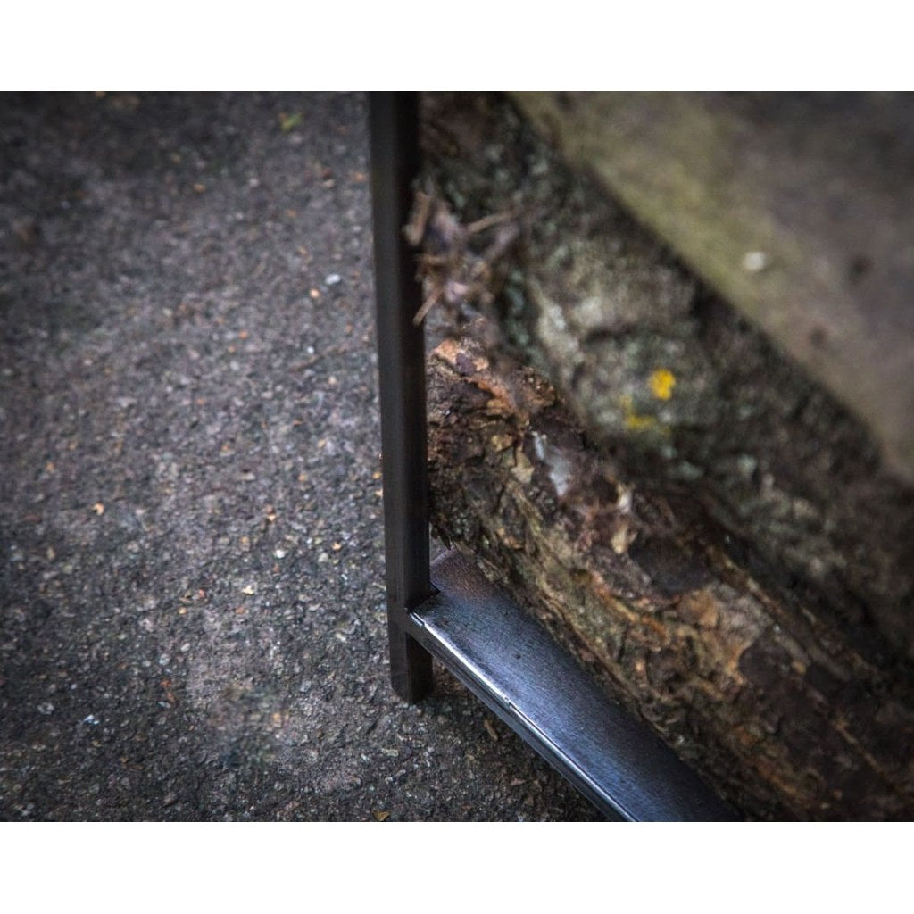 Leñero Cabaña Kallfü metal negro 63 cm — detalle del acero
