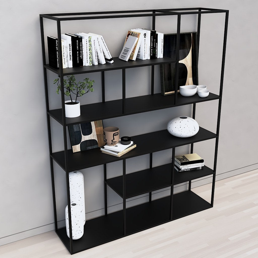 Librero Alis Kallfü metal negro, 160x35x180 cm — vista 3/4 con repisas en grilla