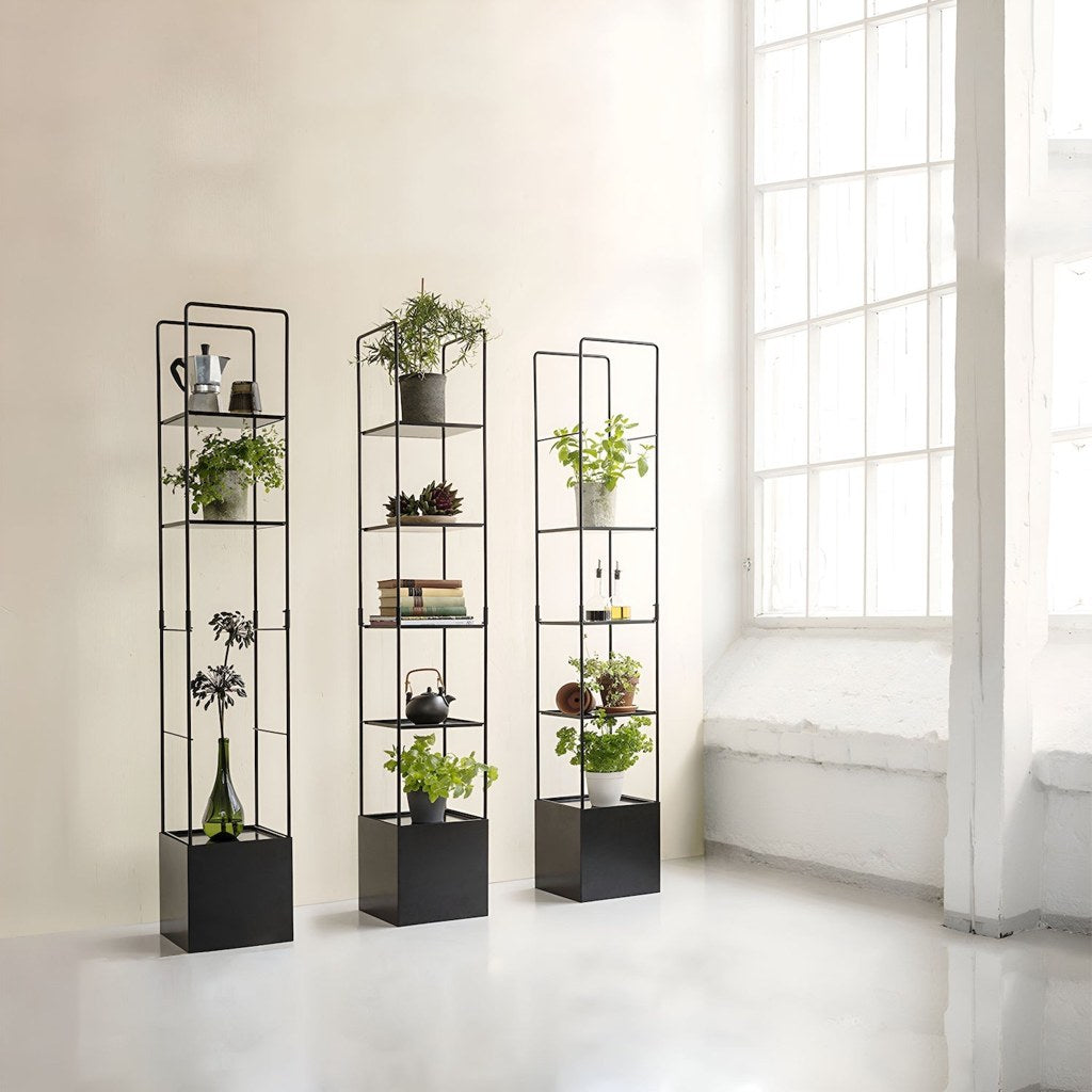 Macetero torre Pentagon Kallfü en metal negro, varias alturas con plantas — vista principal