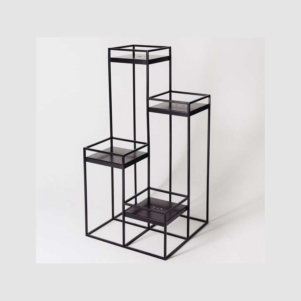 Plant Station Swift Kallfü metal negro, 4 niveles 90x45x100 cm — vista 3/4 producto