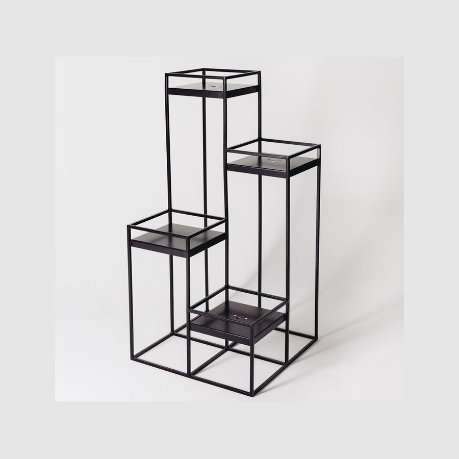 Plant Station Swift Kallfü metal negro, 4 niveles 90x45x100 cm — vista 3/4 producto