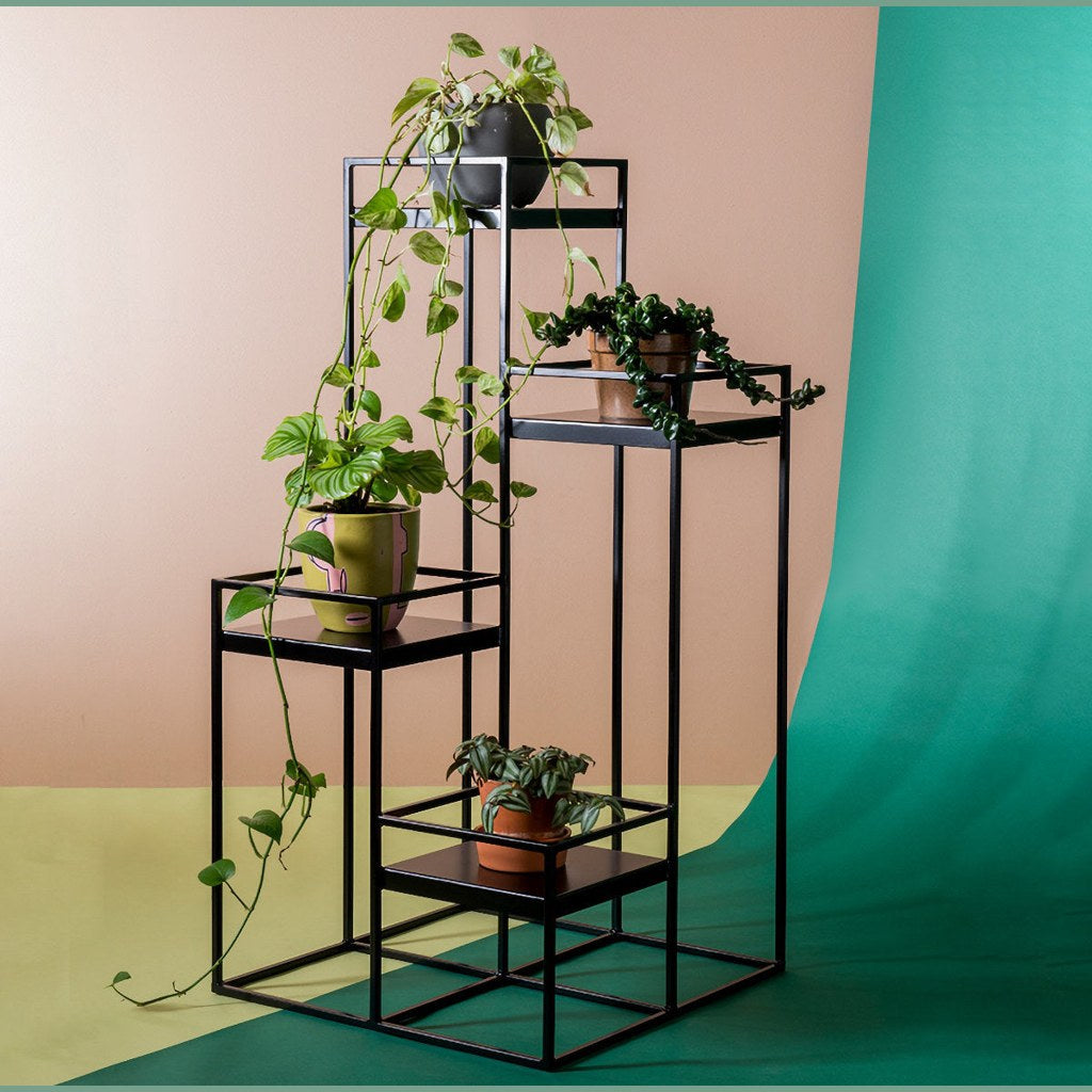 Plant Station Swift Kallfü metal negro con plantas, 4 niveles escalonados — ambiente