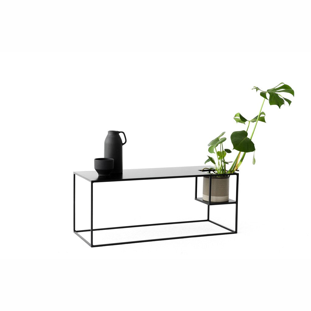 Mesa consola Object 007 Kallfü negra ambientada con jarrón y planta