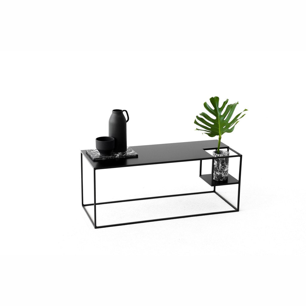Mesa consola Object 007 Kallfü metal negro, vista de la consola baja con su nicho
