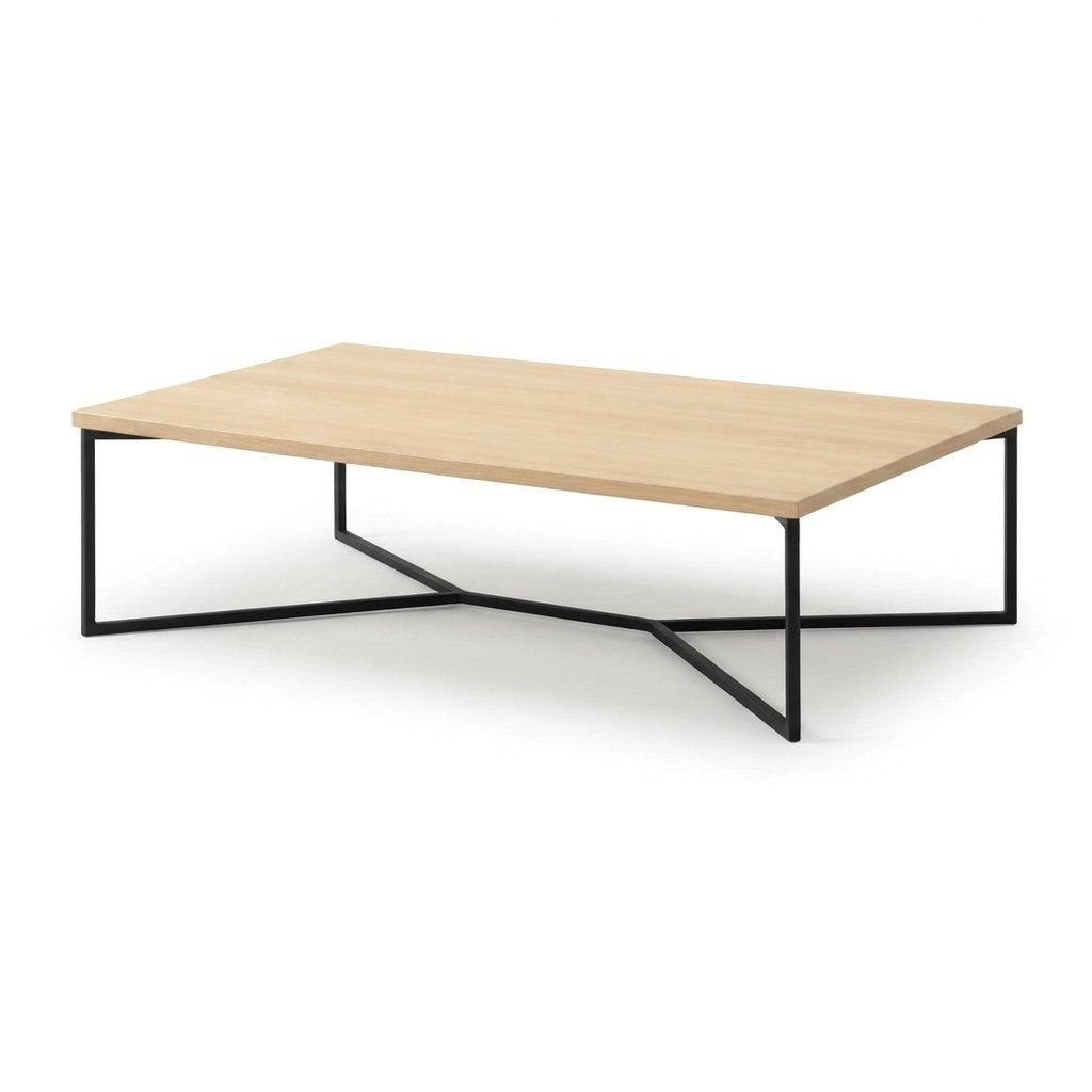Mesa de Centro Spider 120 cm Kallfü con cubierta de madera MIMA y base de metal negro cruzada a ras de piso