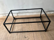 Estructura de metal negro de mesa de centro de dos niveles, 100 × 60 cm, sin cubiertas