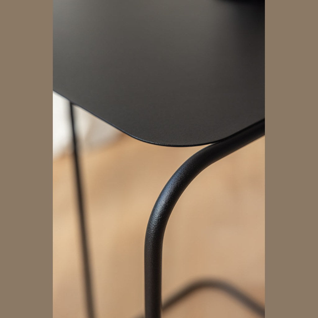 Mesa lateral Denya Kallfü metal negro — detalle del acero redondo curvo