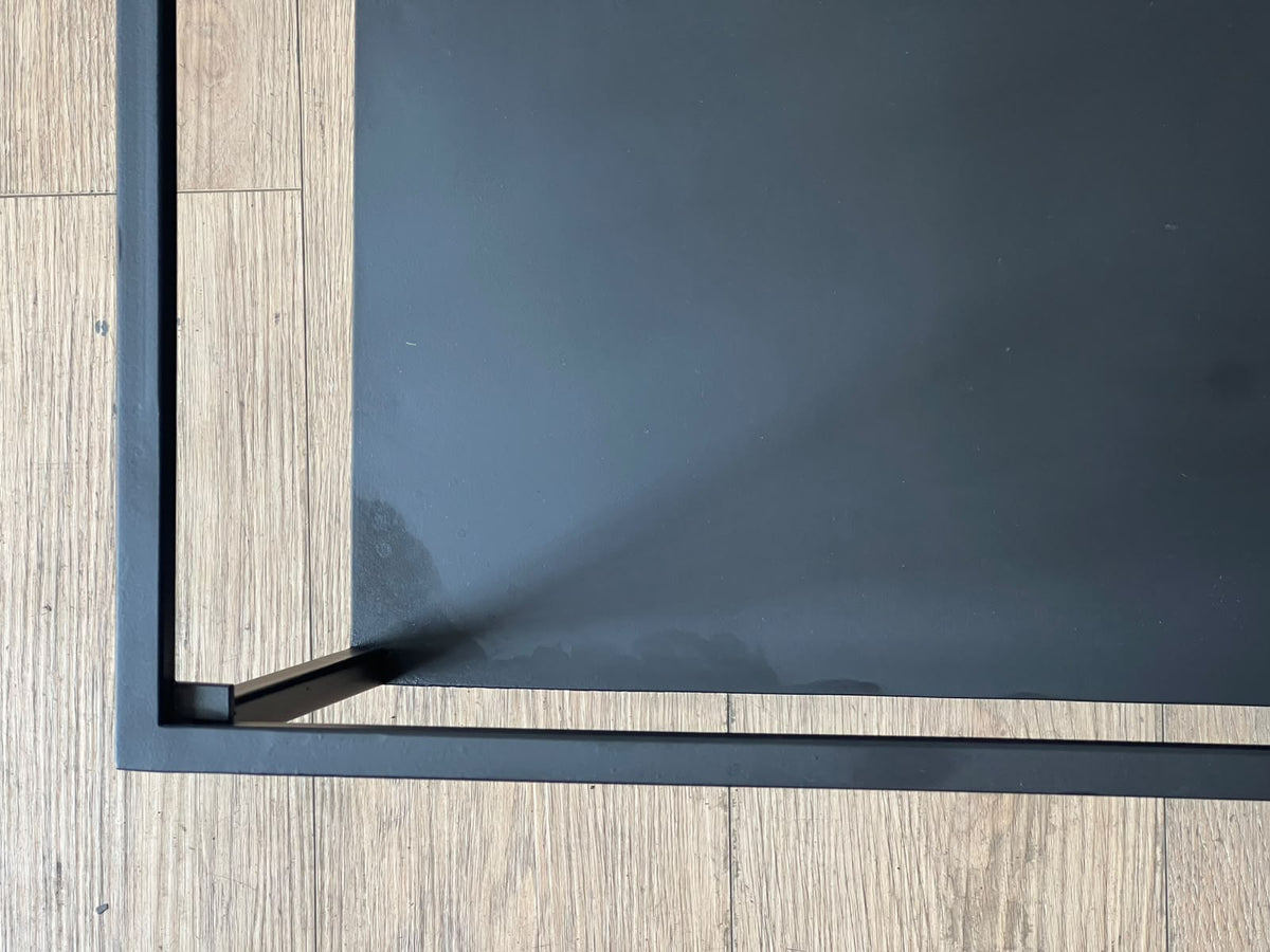 Detalle de la repisa de metal de la mesa Melín, con marcas en la pintura