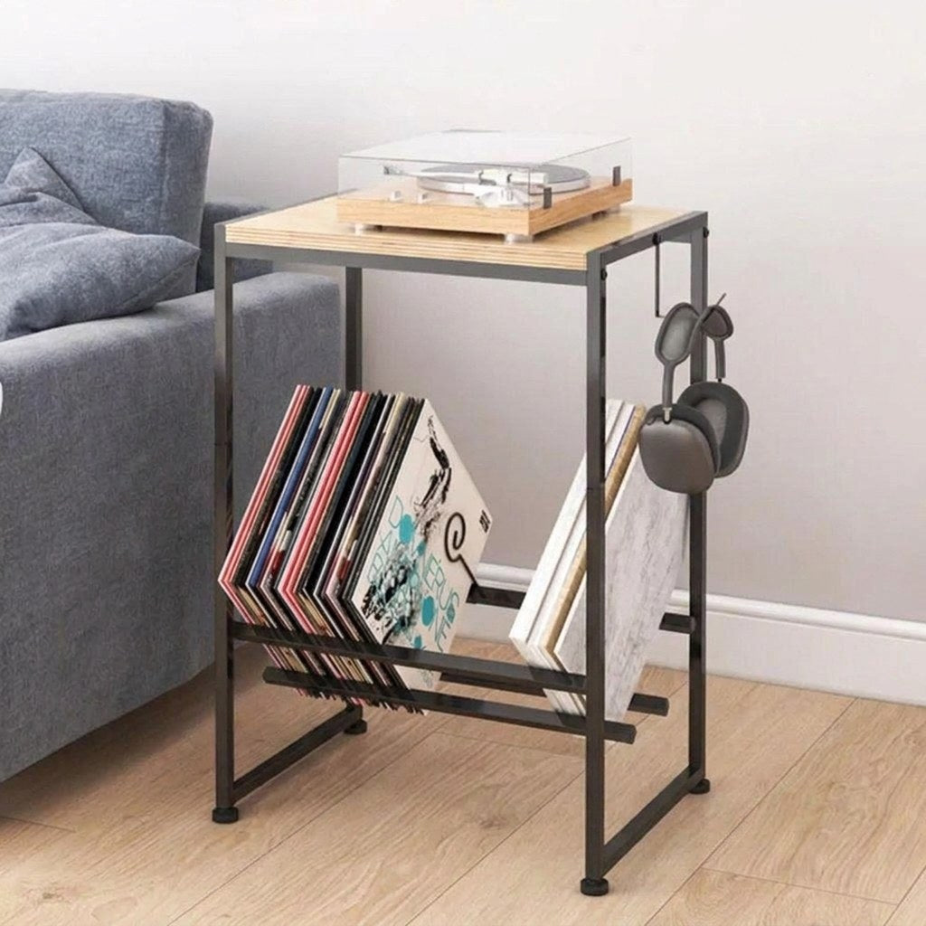 Mesa Tocadiscos Rondo Kallfü 45 cm metal negro, tono MIMA, 45x32x66 cm — junto al sofá