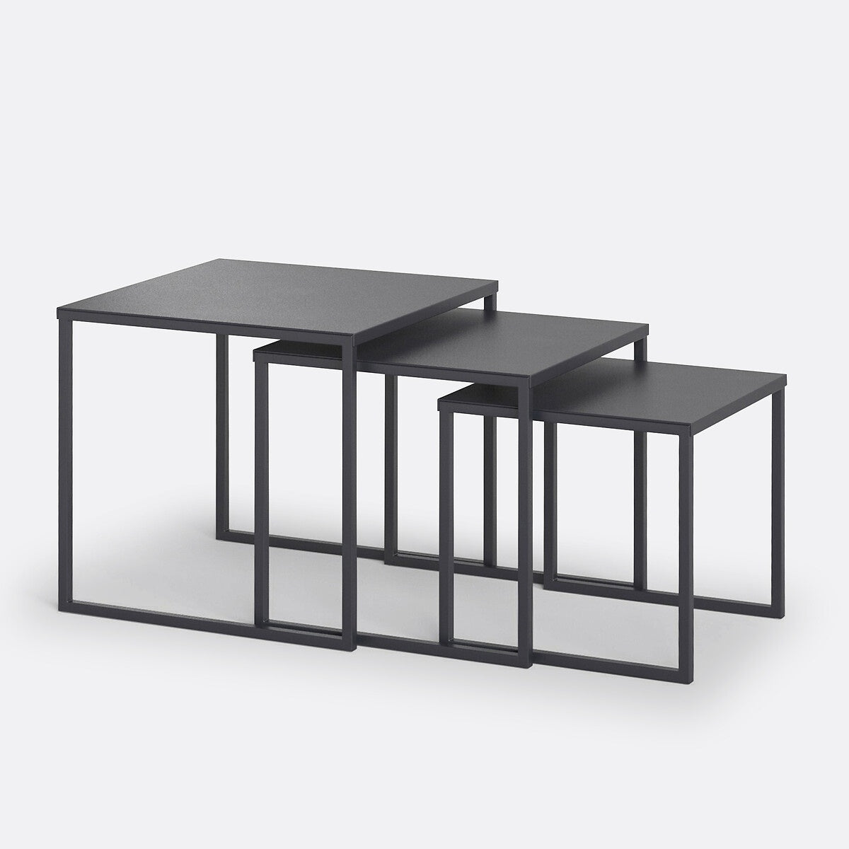 Set Mesas Nido Miva Kallfü metal negro mate, 45/40/35 cm — vista 3/4 del juego de 3 mesas